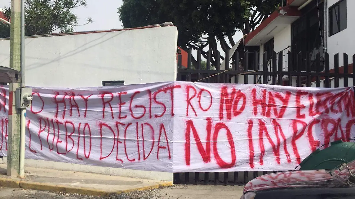 Manta en la entrada del Impepac colocada por militantes del partido Futuro a manera de protesta